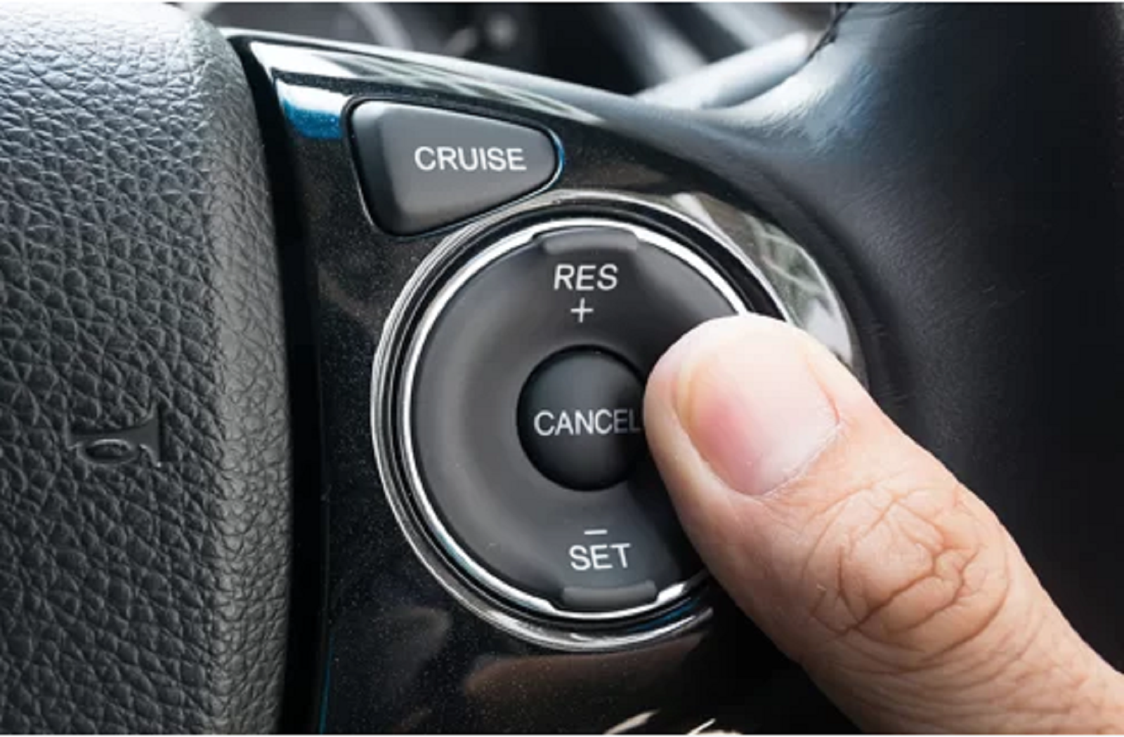Các nút kích hoạt cruise control trên vô-lăng. 