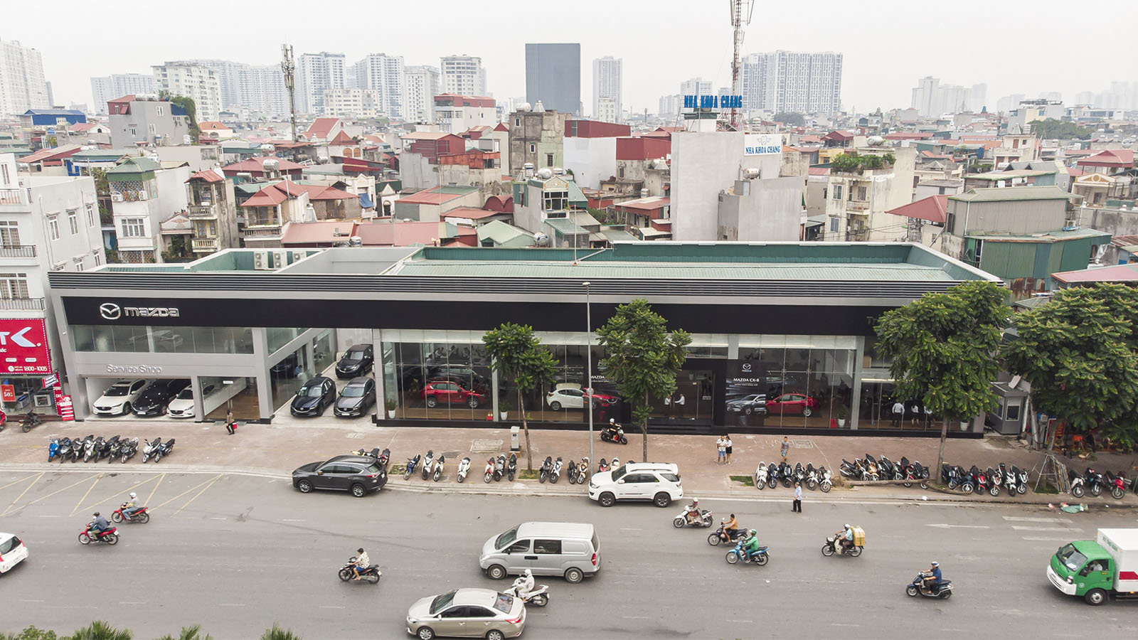 Toàn cảnh showroom Mazda Trần Khát Chân