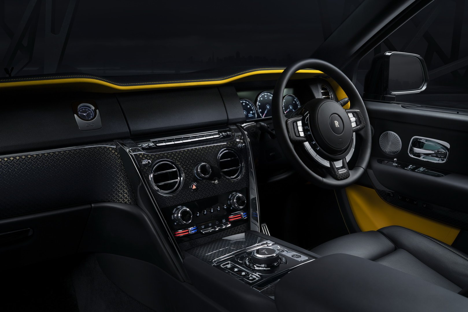 Cabin xe Rolls-Royce Cullinan Black Badge