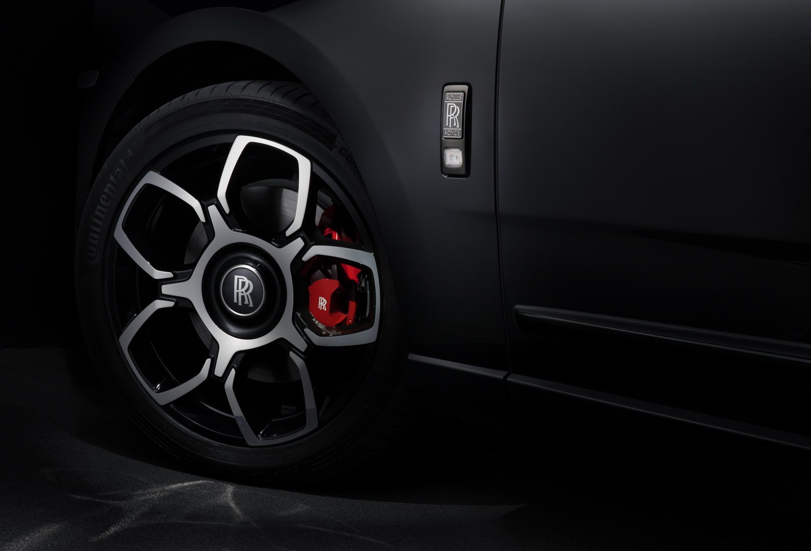 La zăng của xe Rolls-Royce Cullinan Black Badge