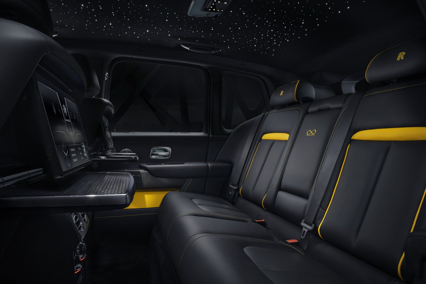 Hàng ghế thứ 2 trên xe Rolls-Royce Cullinan Black Badge