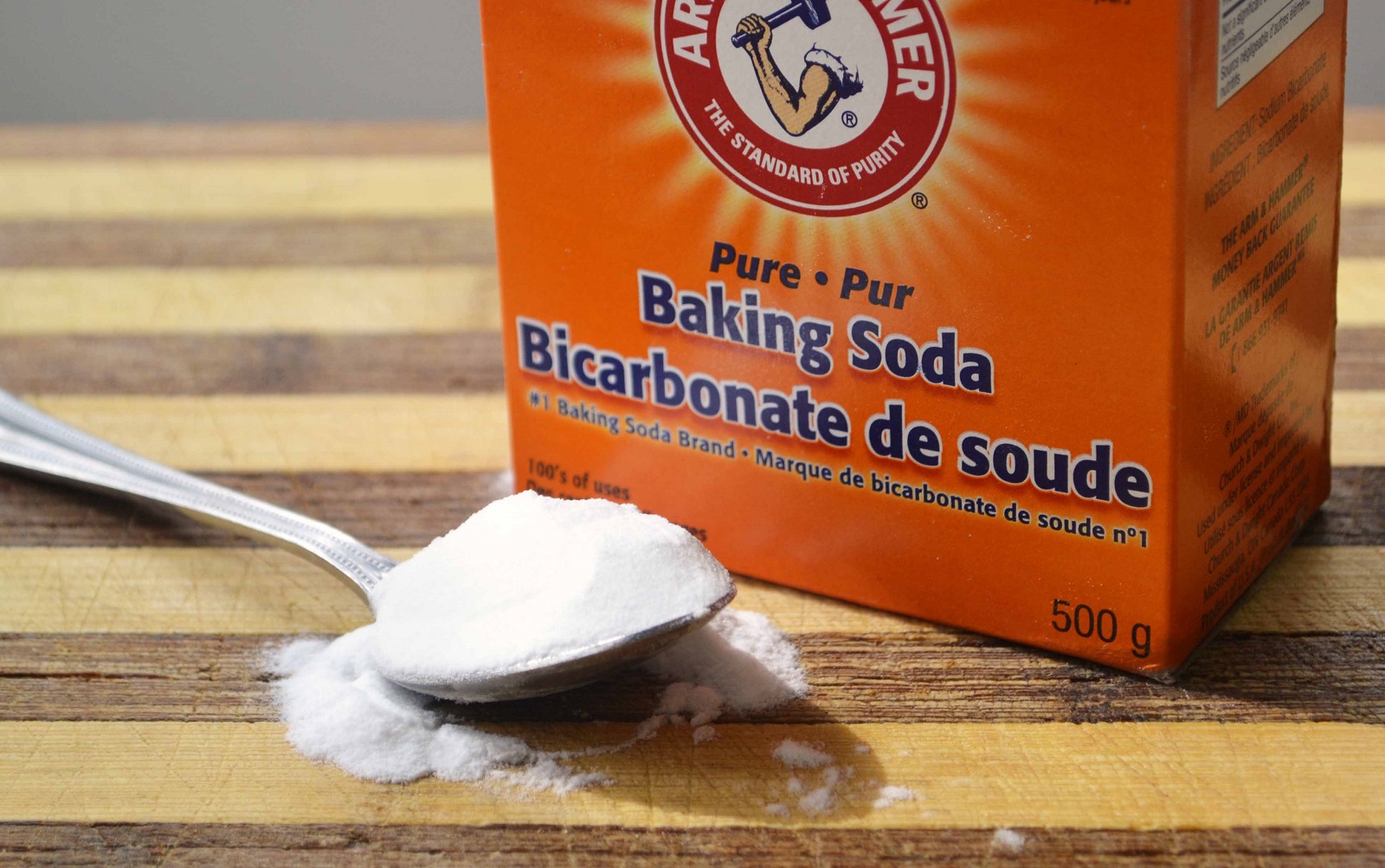 Loại bỏ mùi hôi trên thảm/ghế bằng baking soda