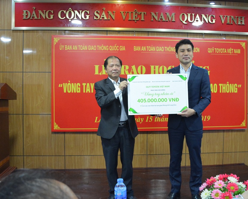 Ông Hiroshi Okamura, Giám đốc Quỹ TVF cùng Đại diện UBATGT Quốc Gia tại buổi lễ