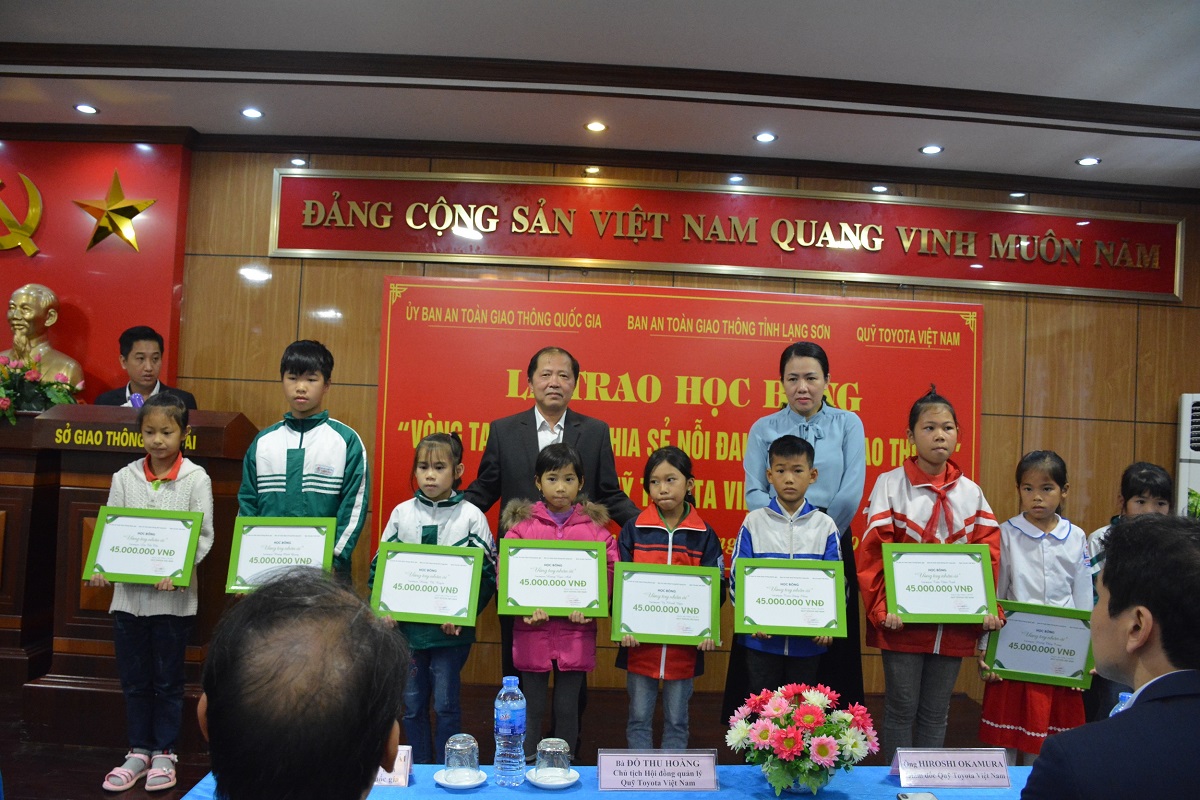 Bà Đỗ Thu Hoàng - Chủ tịch Quỹ TVF trao tặng học bổng cho 9 em học sinh
