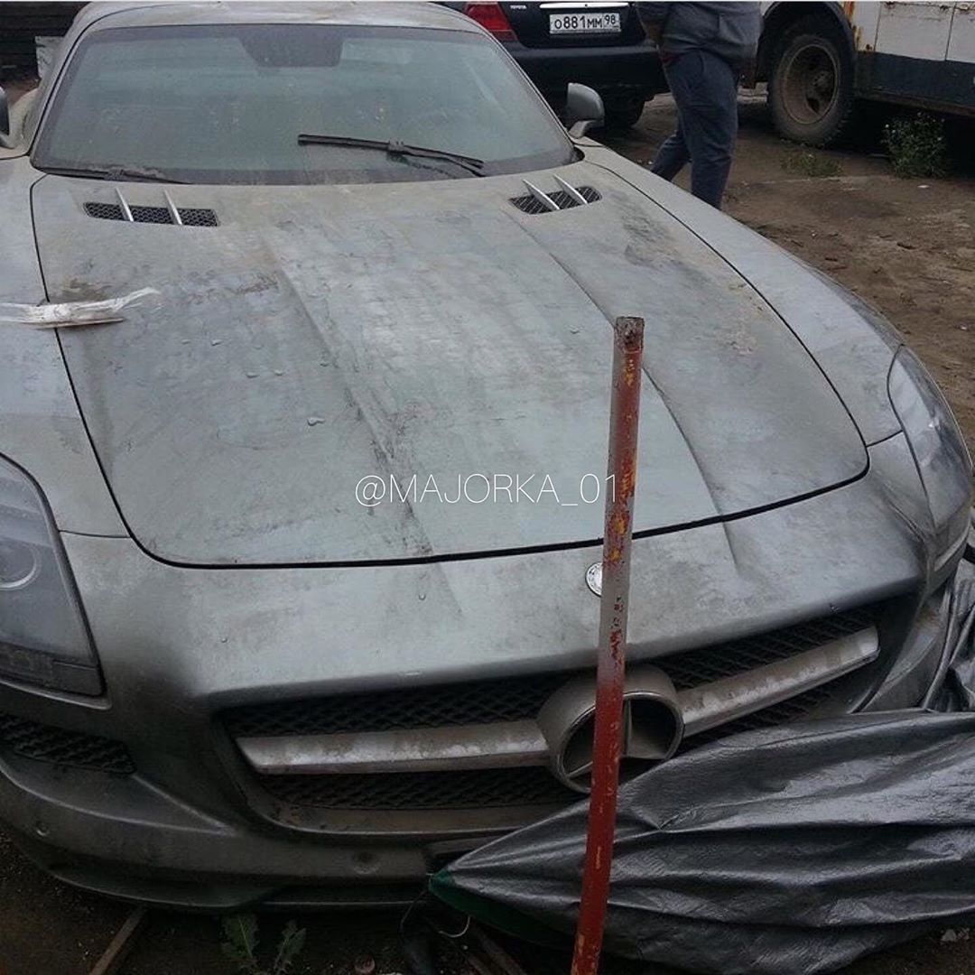 Tình cảnh thê thảm của siêu xe Mercedes-Benz SLS AMG bị "bỏ rơi"