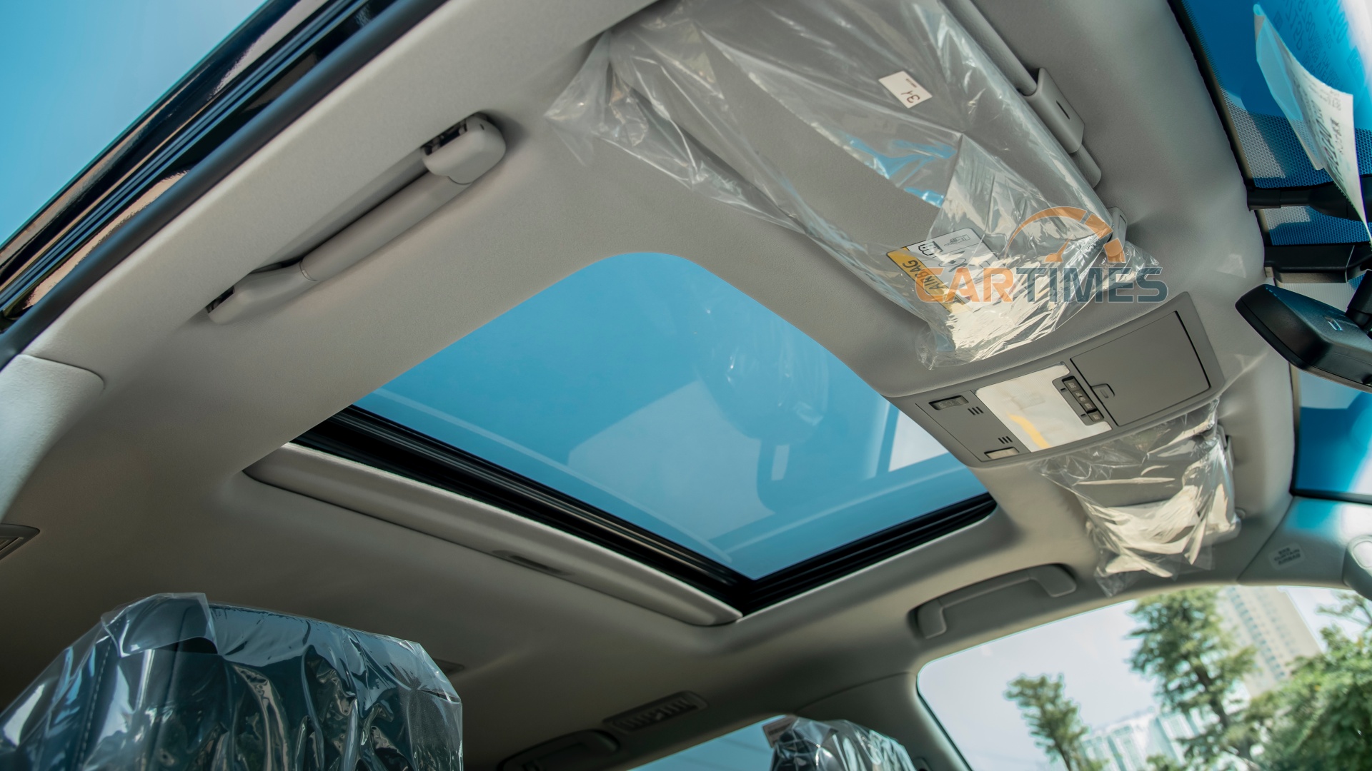 Cửa sổ trời trên Toyota Land Cruiser 2020
