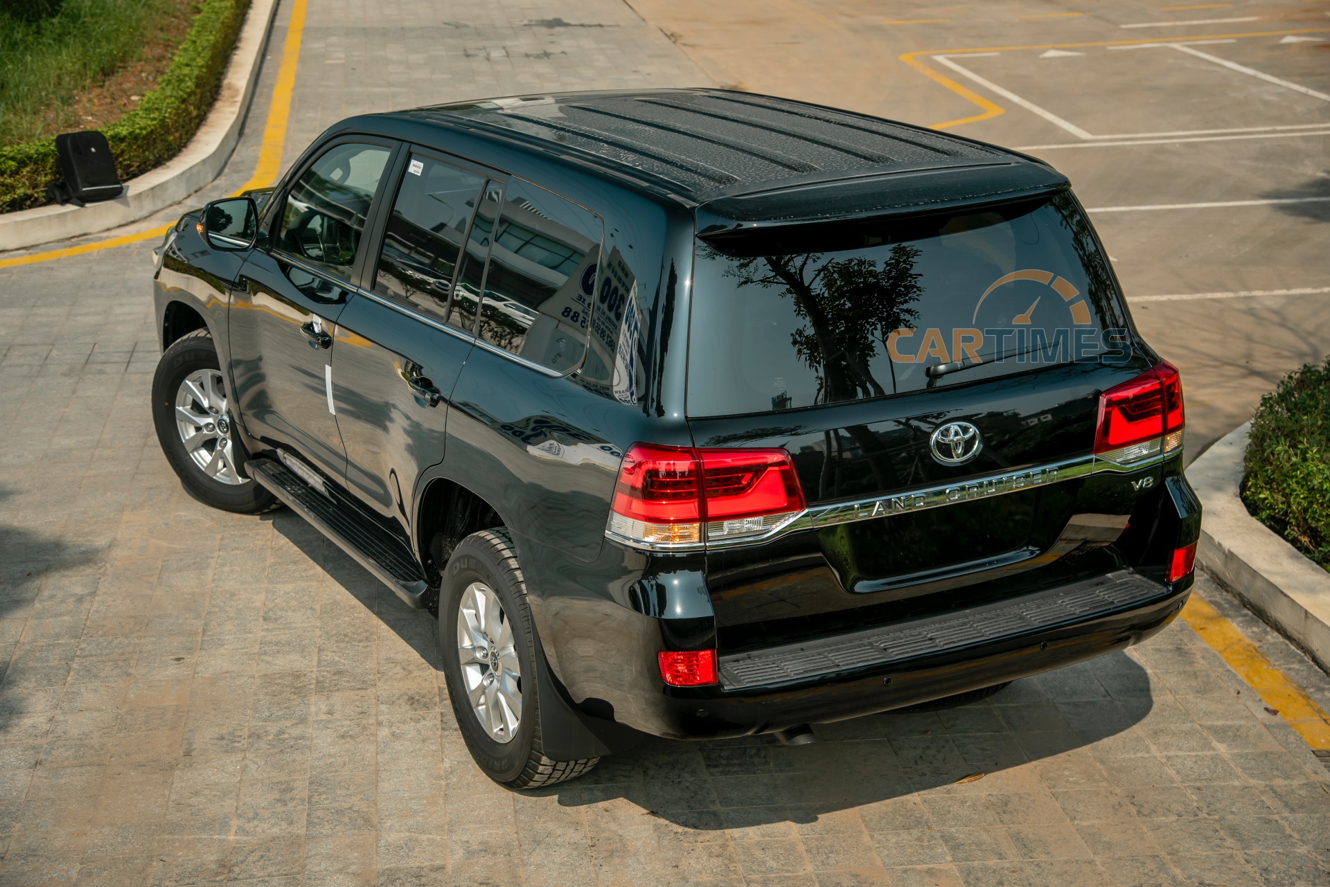 Đuôi xe Toyota Land Cruiser 2020