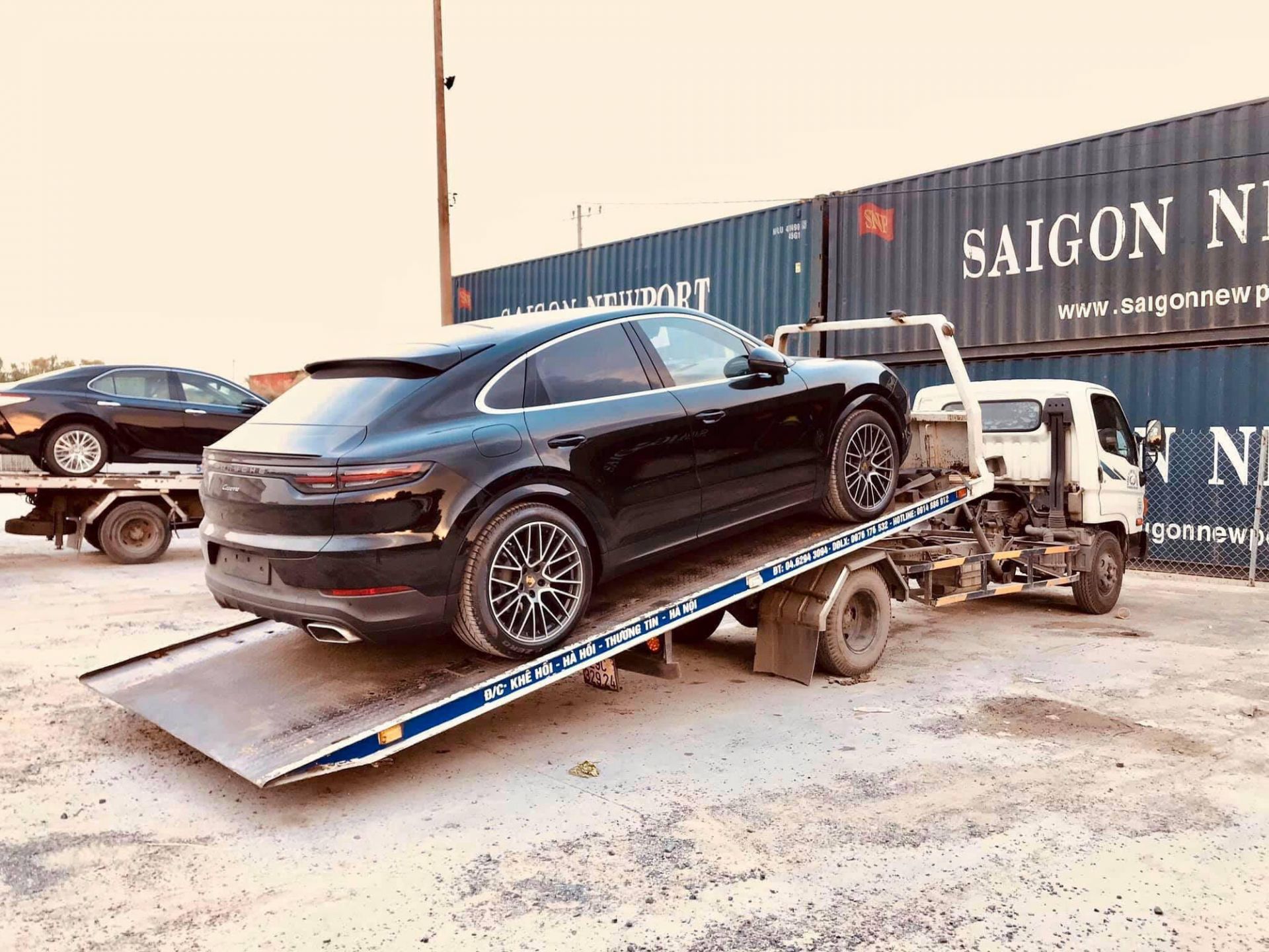 Hai chiếc Porsche Cayenne Coupe đầu tiên cập bến thị trường Việt Nam