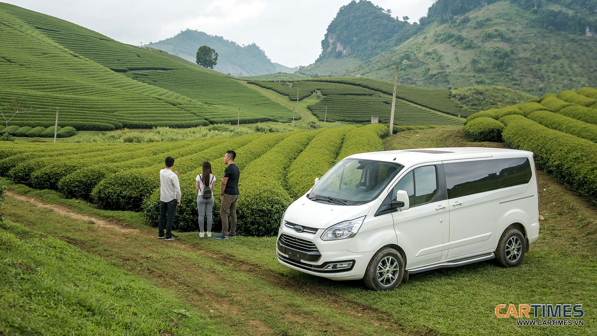 Ford Tourneo có vẻ ngoài bắt mắt với không gian nội thất rộng và hiện đại