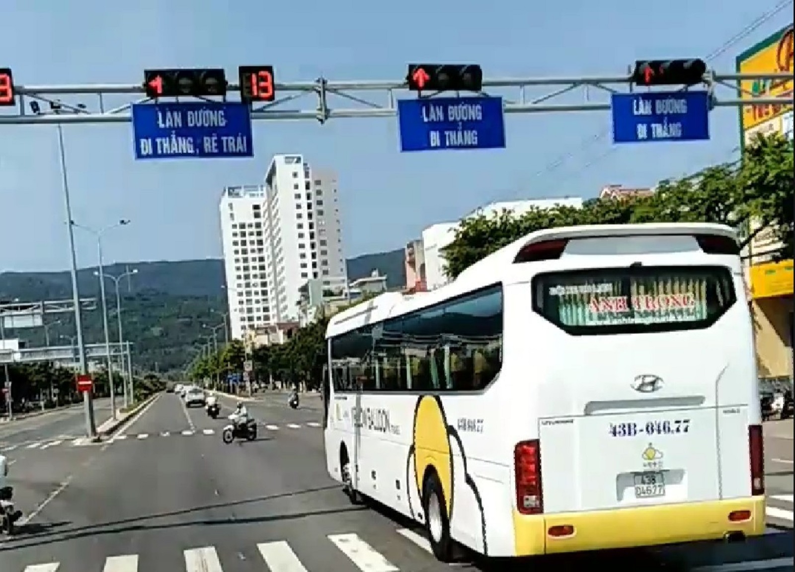 xe ô tô vượt đèn đỏ