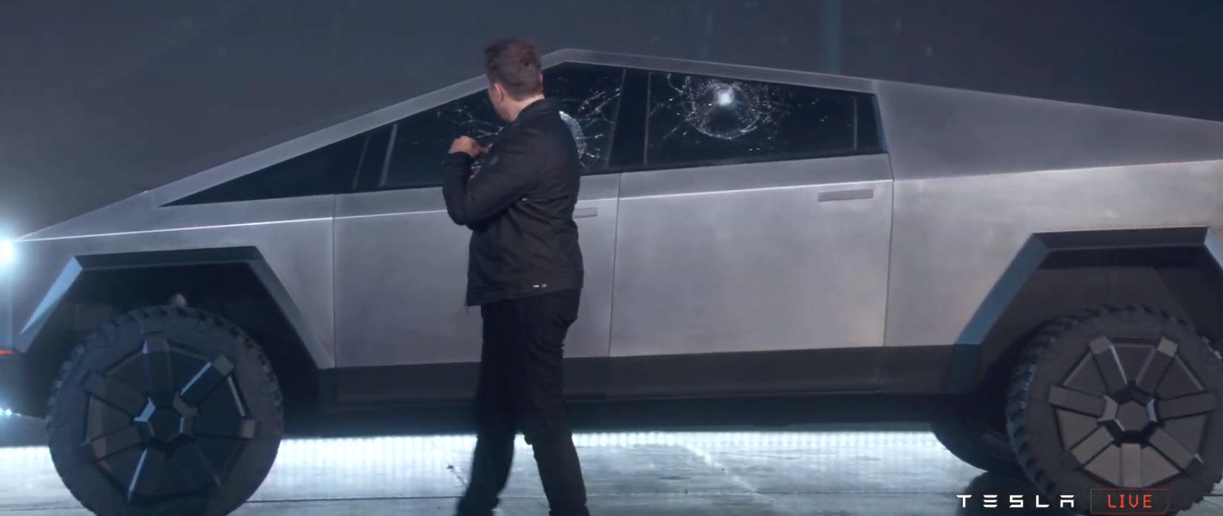 Những cánh cửa của Tesla Cybertruck bị vỡ ngay sau khi ném bi sắt