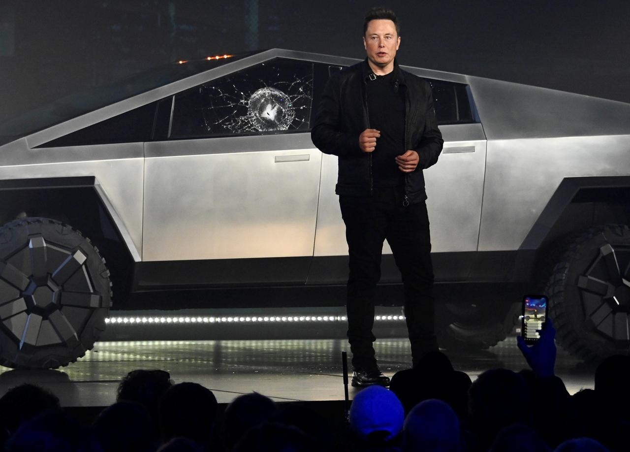 Sự cố thử kính siêu bền không như mong đợi trong buổi giới thiệu xe bán tải Cybertruck của Tesla