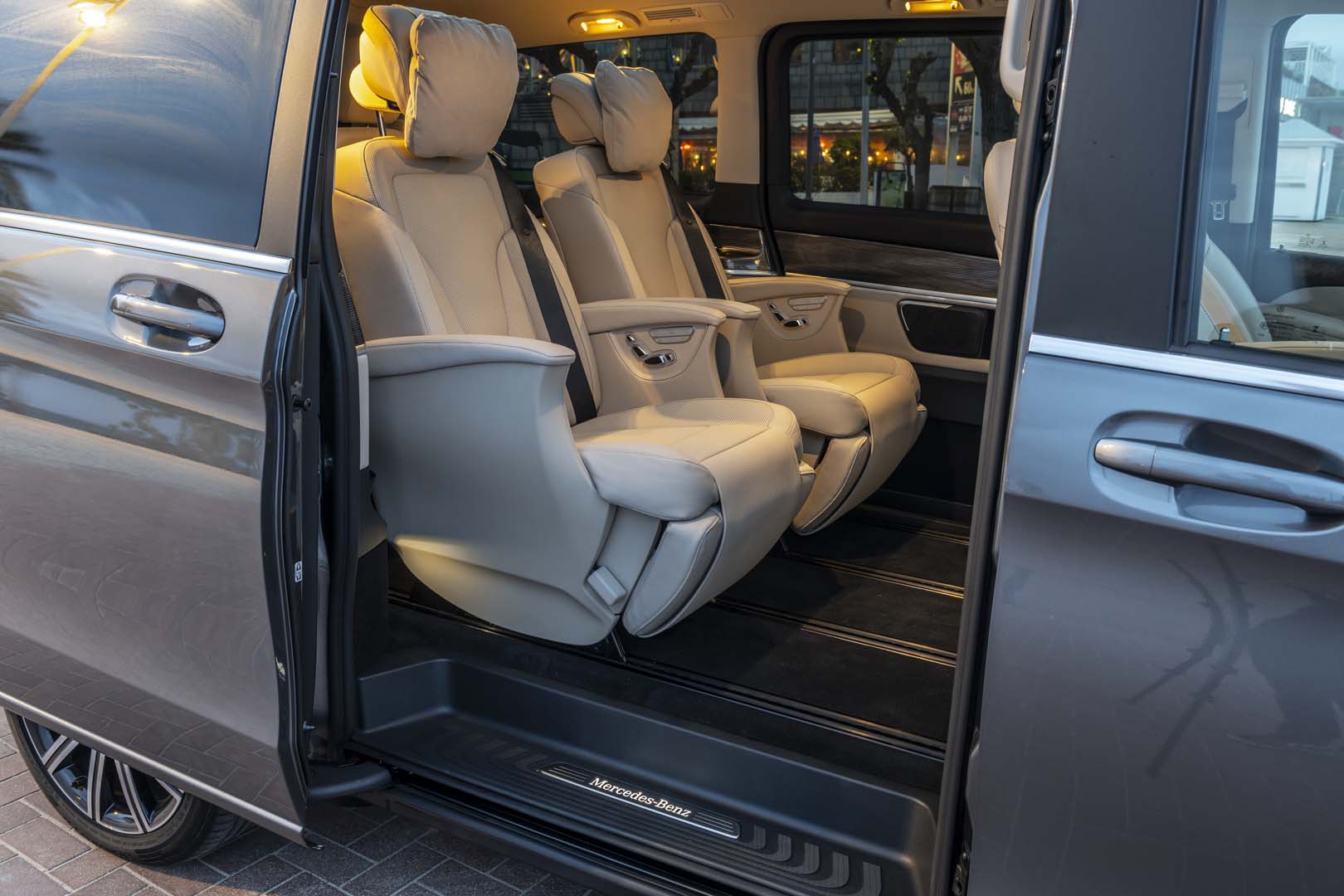 Hàng ghế sau của xe Mercedes-Benz V 250 AMG