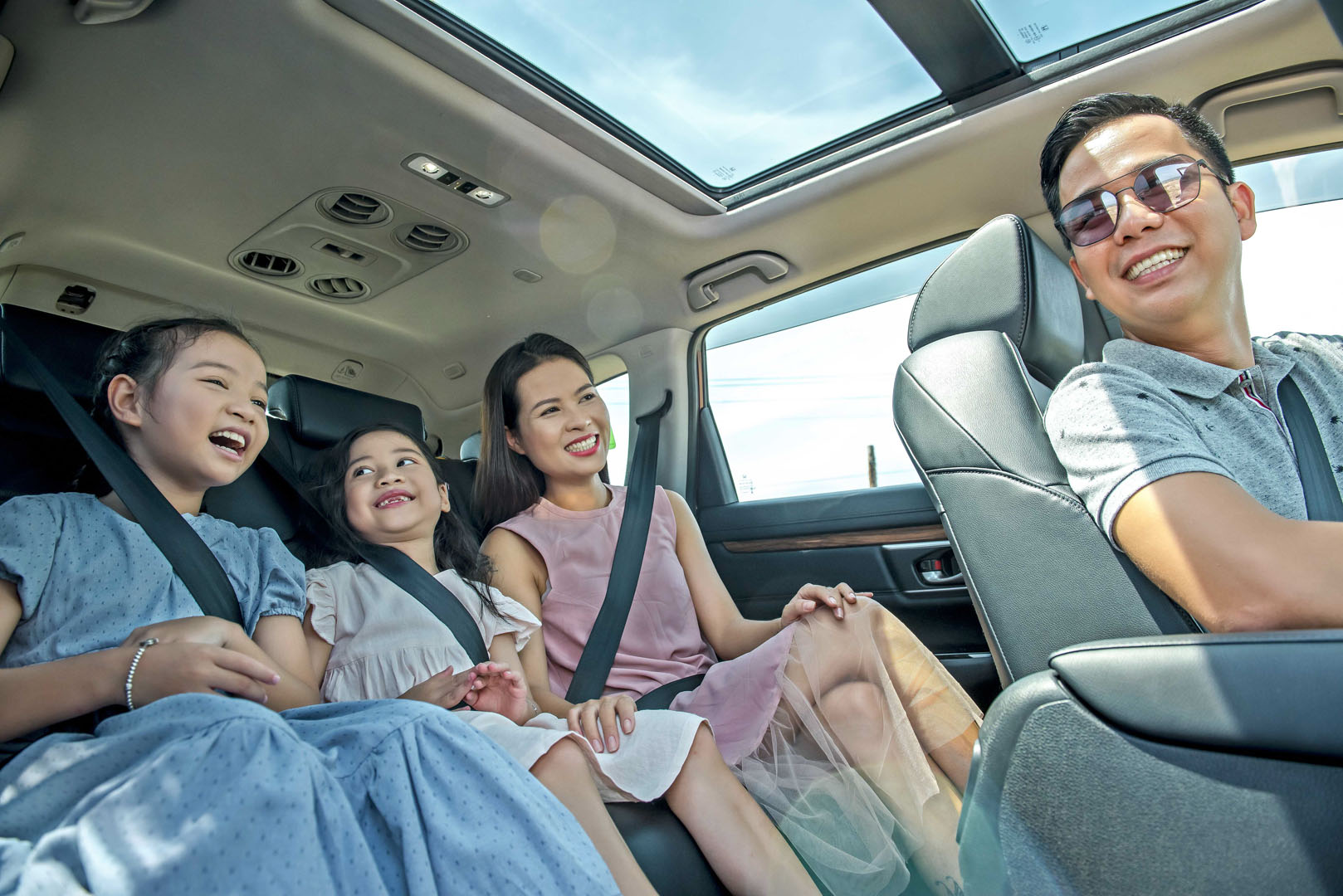 Cửa sổ toàn cảnh panorama là trang bị dành cho những mẫu xe cao cấp