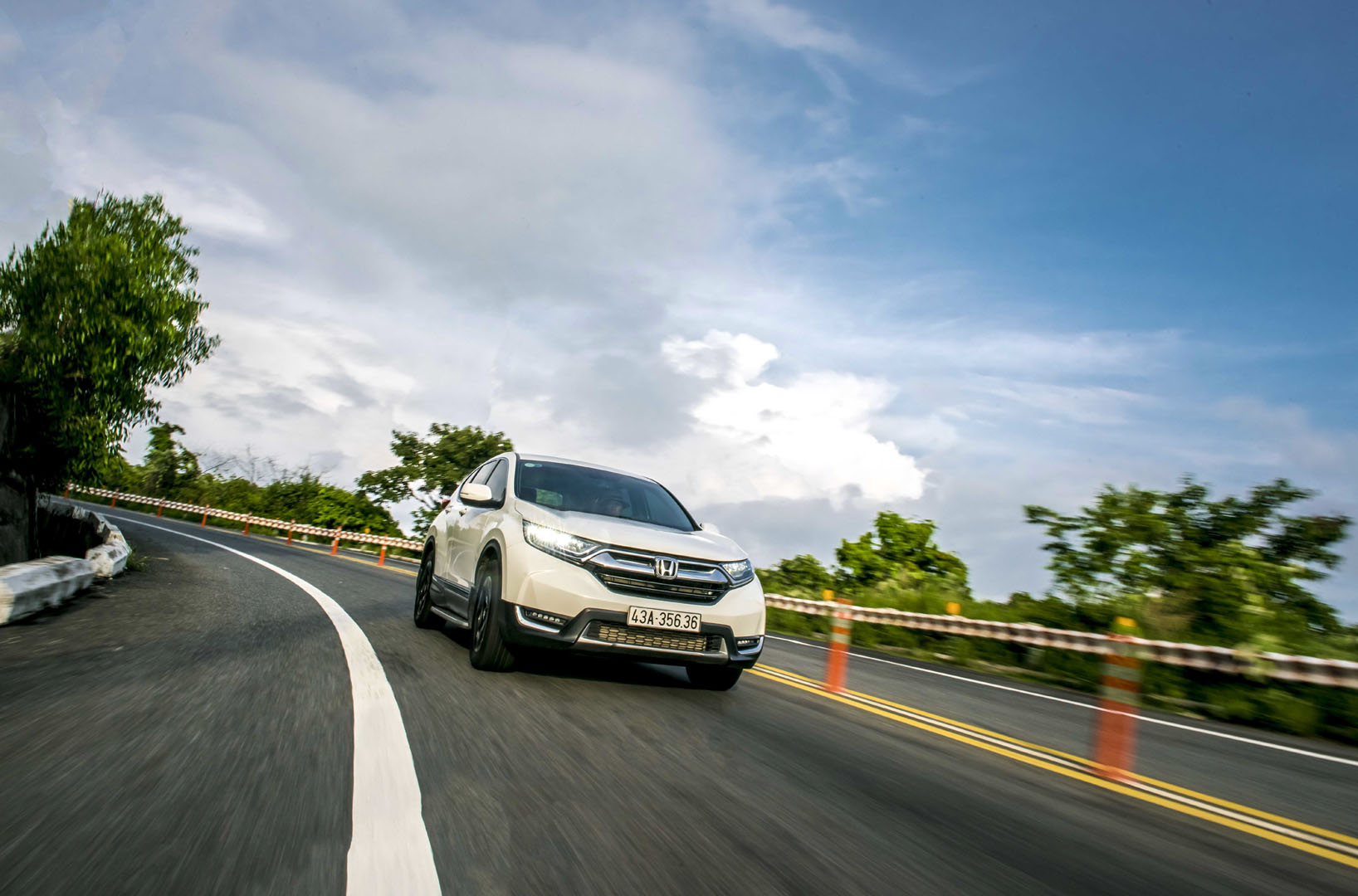 Vô lăng của Honda CR-V là một điểm cộng cho mẫu xe này