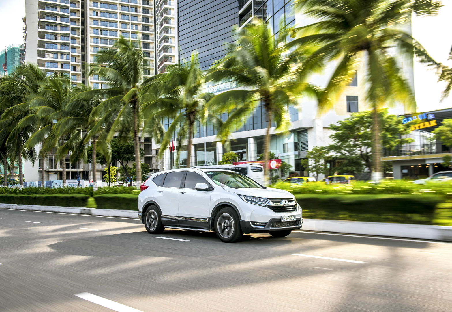 Nhờ vô lăng trợ lực điện, Honda CR-V mang tới cảm giác lái nhẹ nhàng ở trong phố và chắc chắn khi đi cao tốc