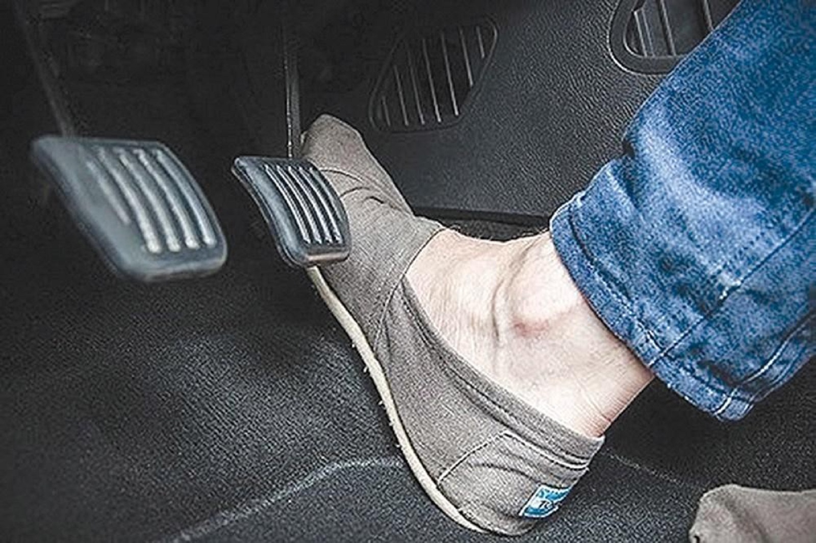 Khi phanh xe rung lắc