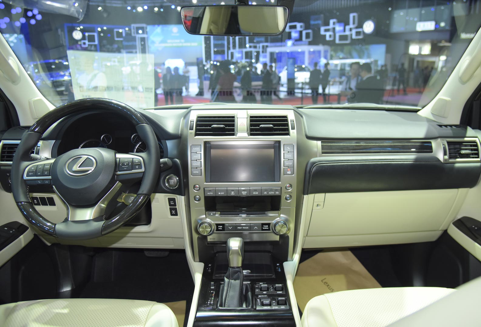 Hàng ghế trước của xe Lexus GX460 2020