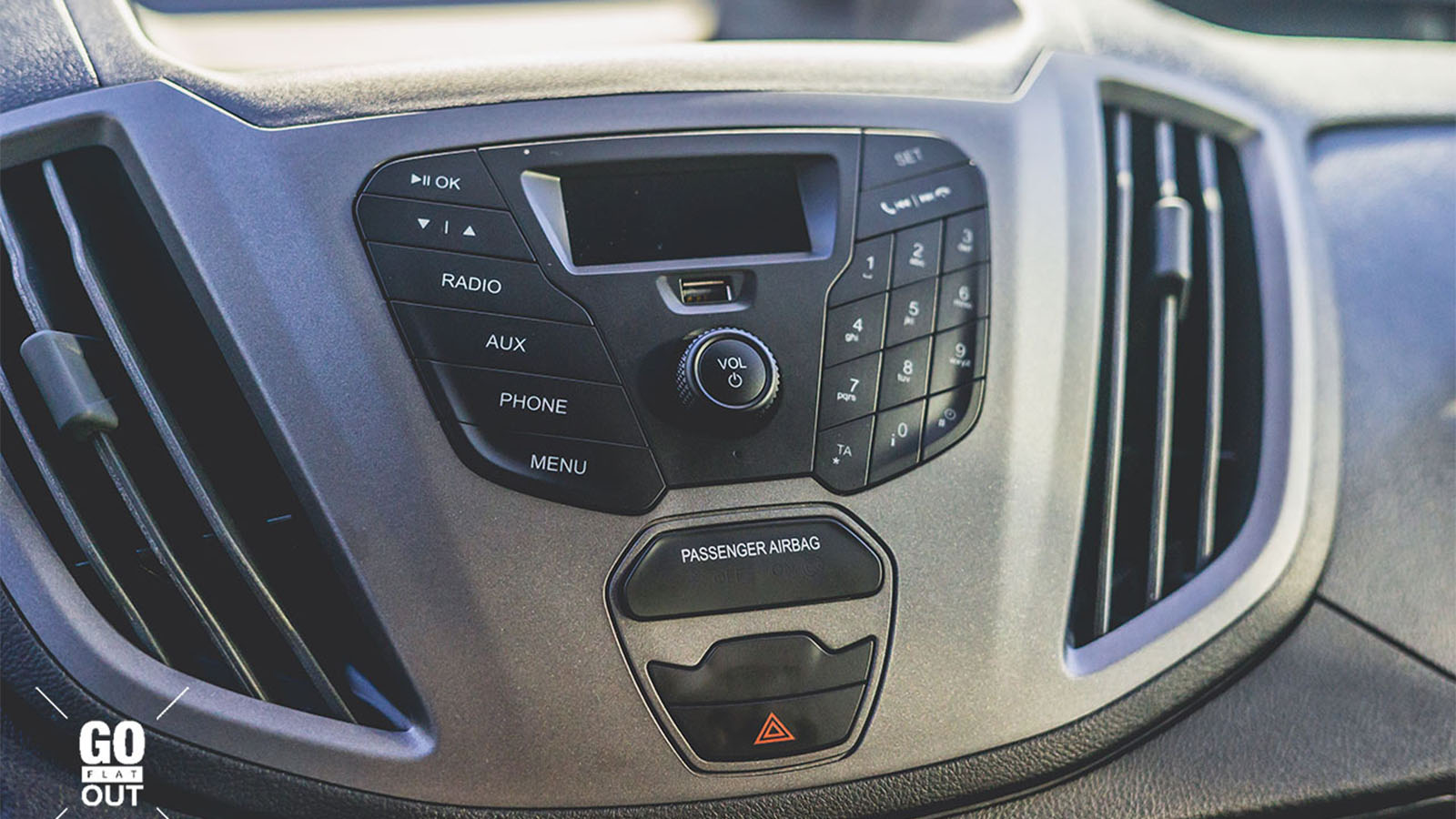 Hệ thống giải trí trên xe Ford Transit mới