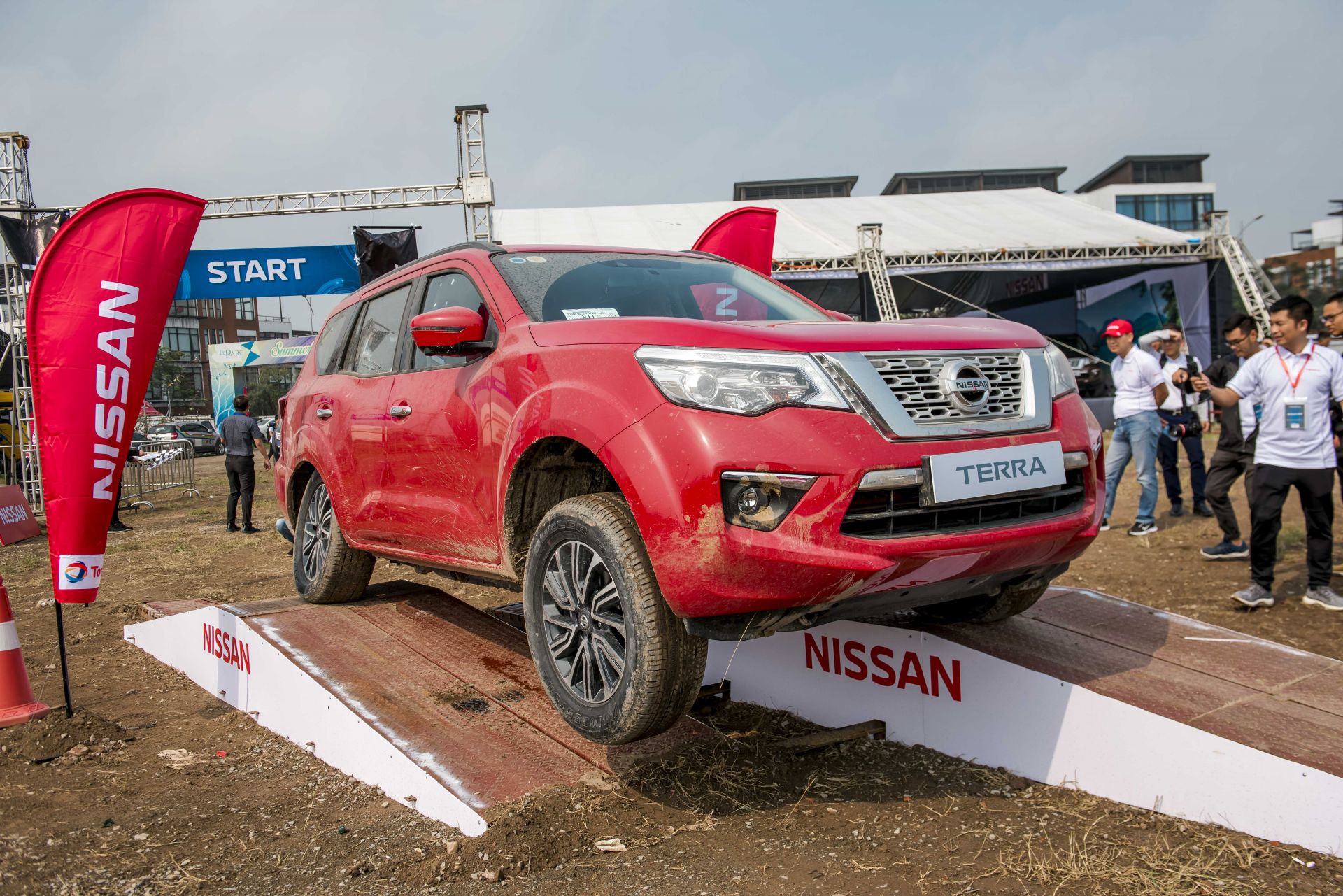 Nissan Terra giảm giá mạnh lên tới 100 triệu đồng