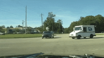 Toyota Corolla bị xe tải siêu trường "vả" nát đầu, quay như chong chóng