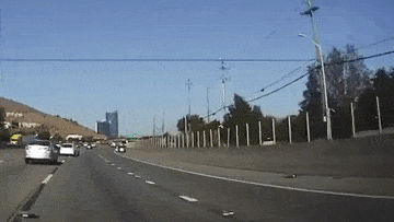 Xe Toyota Prius mất lái suýt gây tai nạn, nguyên nhân không lạ