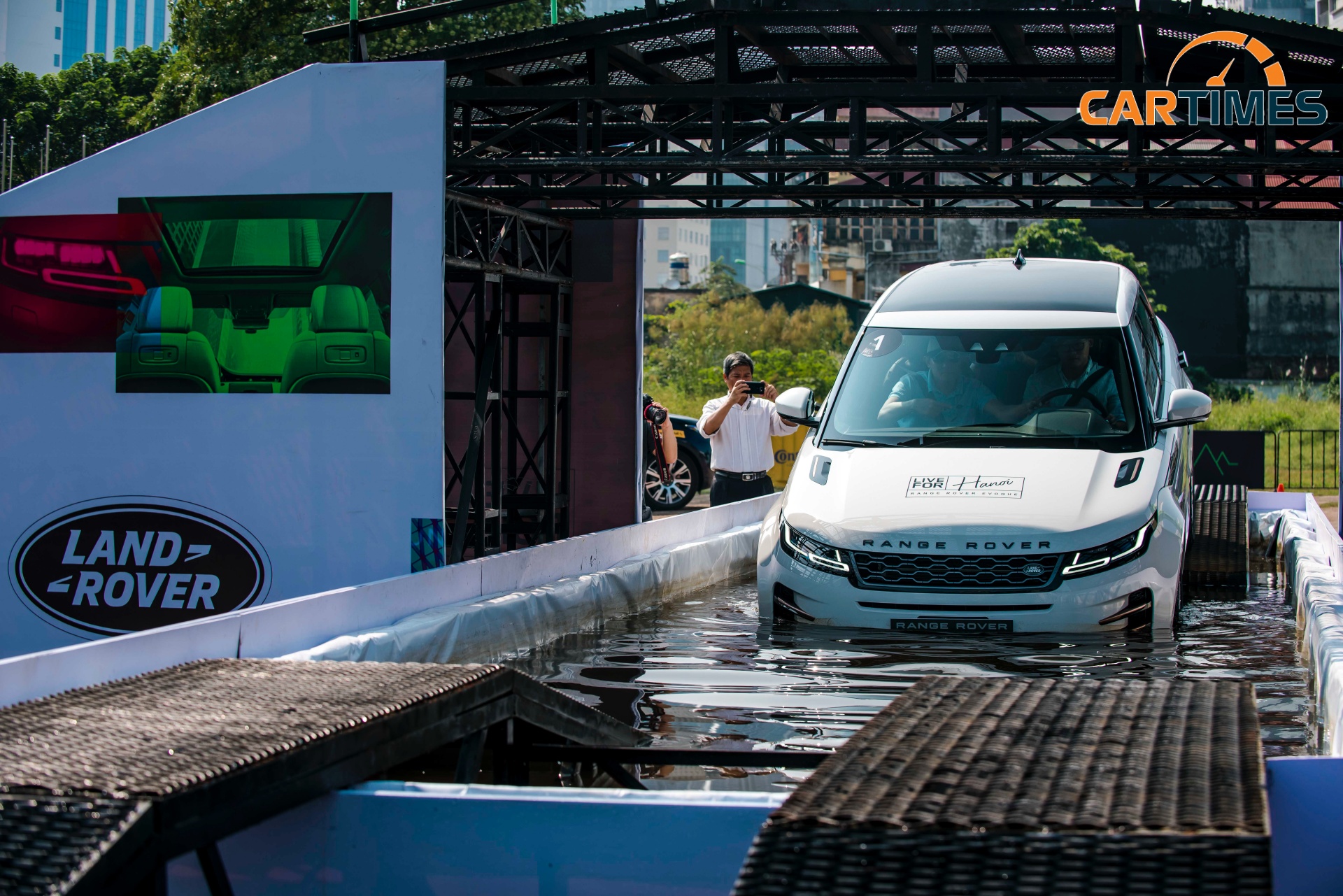 Những chiếc xe Land Rover có khả năng lội nước lên tới 900 mm
