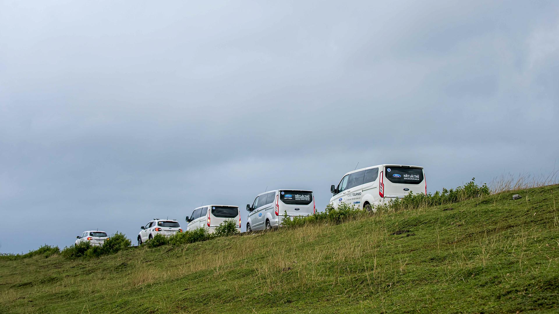 Đoàn xe Ford Photo Tour trên triền đê ven hồ Phú Ninh