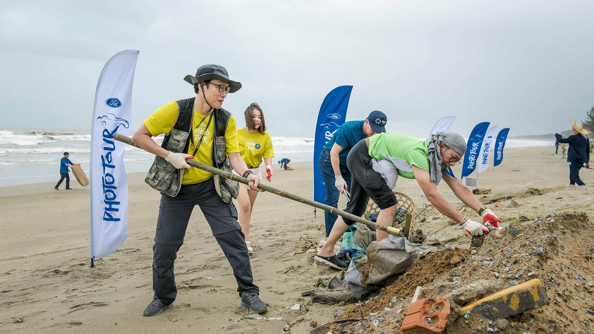 Nhiếp ảnh gia Hoàng Thế Nhiệm tham gia hoạt động dọn rác trong hành trình Ford Photo Tour 2019