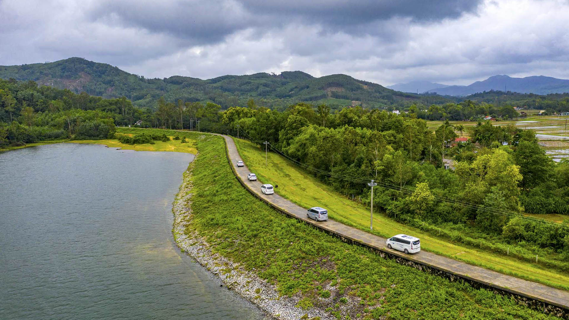 Trong hành trình Photo Tour 2019, những góc máy trên cao được thể hiện rất nhiêù để mô tả đoàn xe của Ford