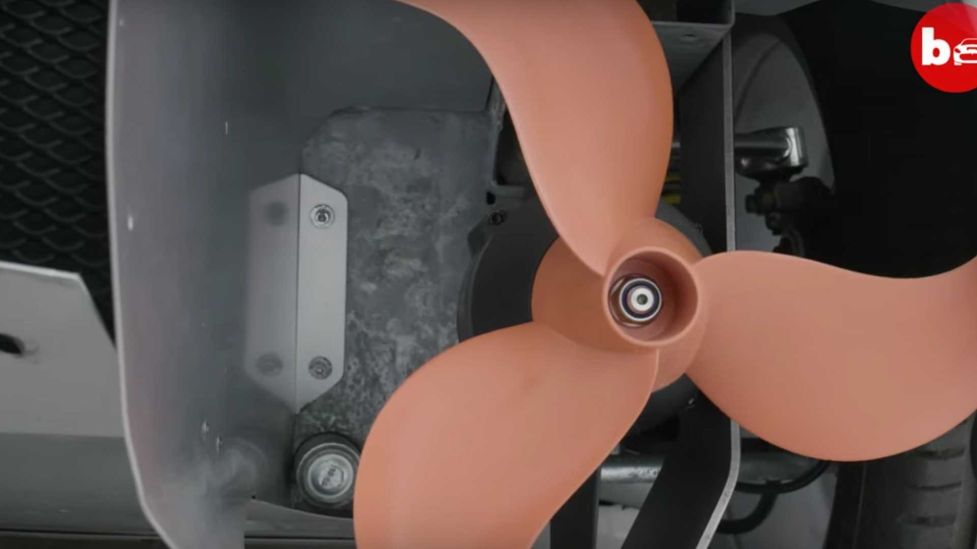 Đuôi xe Rinspeed sQuba lắp cánh quạt để chạy dưới nước