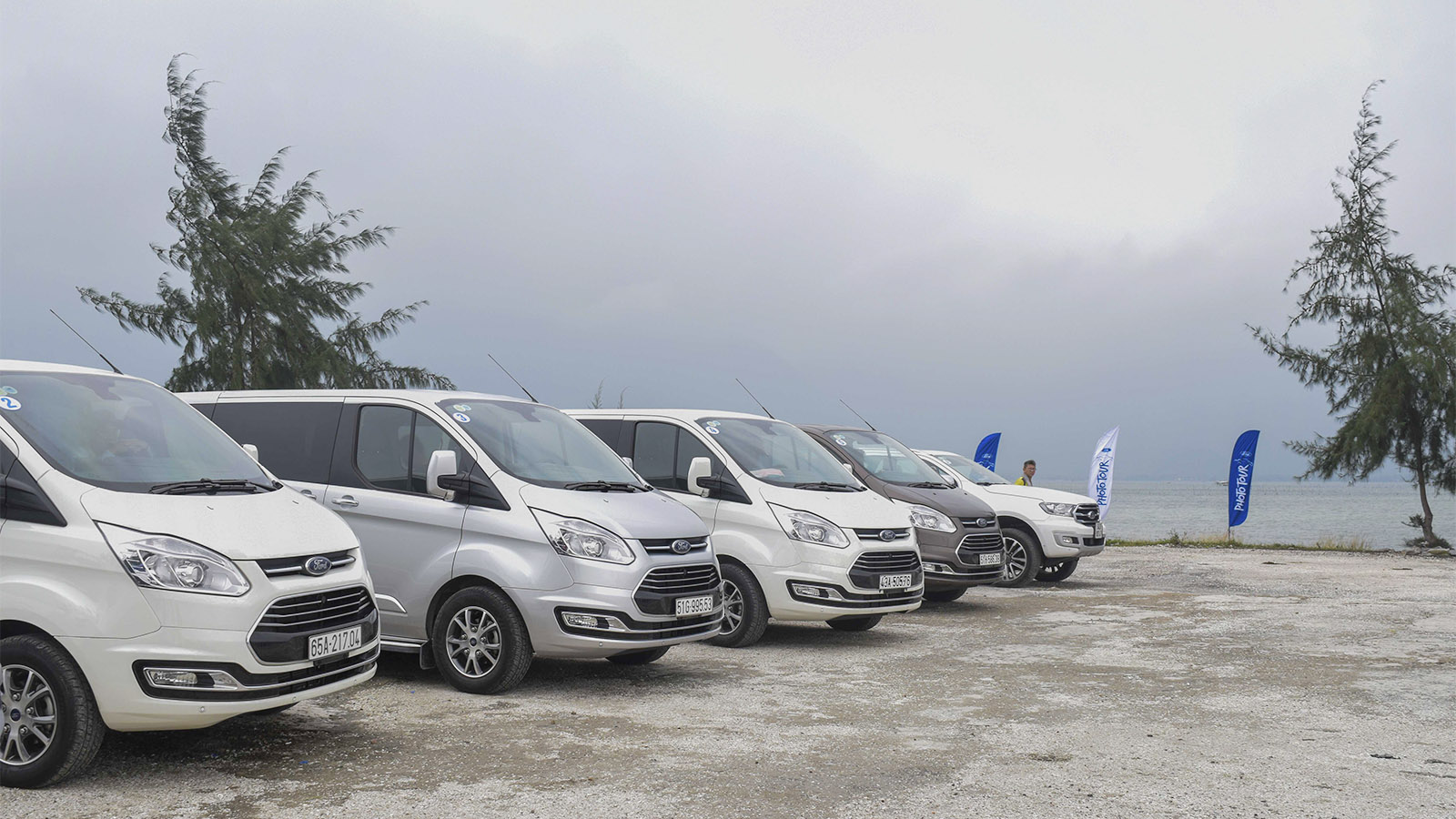 Đoàn xe Ford bên đầm Lập An