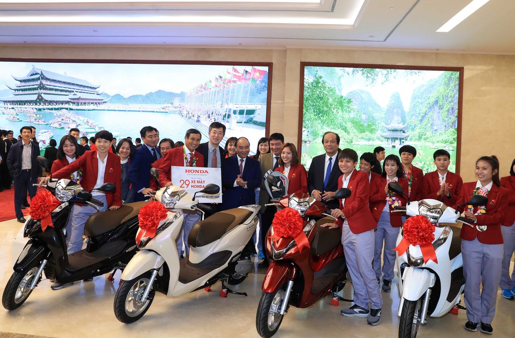 Các thành viên của đội tuyển bóng đá nữ Việt Nam sẽ được thưởng mỗi người 1 chiếc Honda LEAD