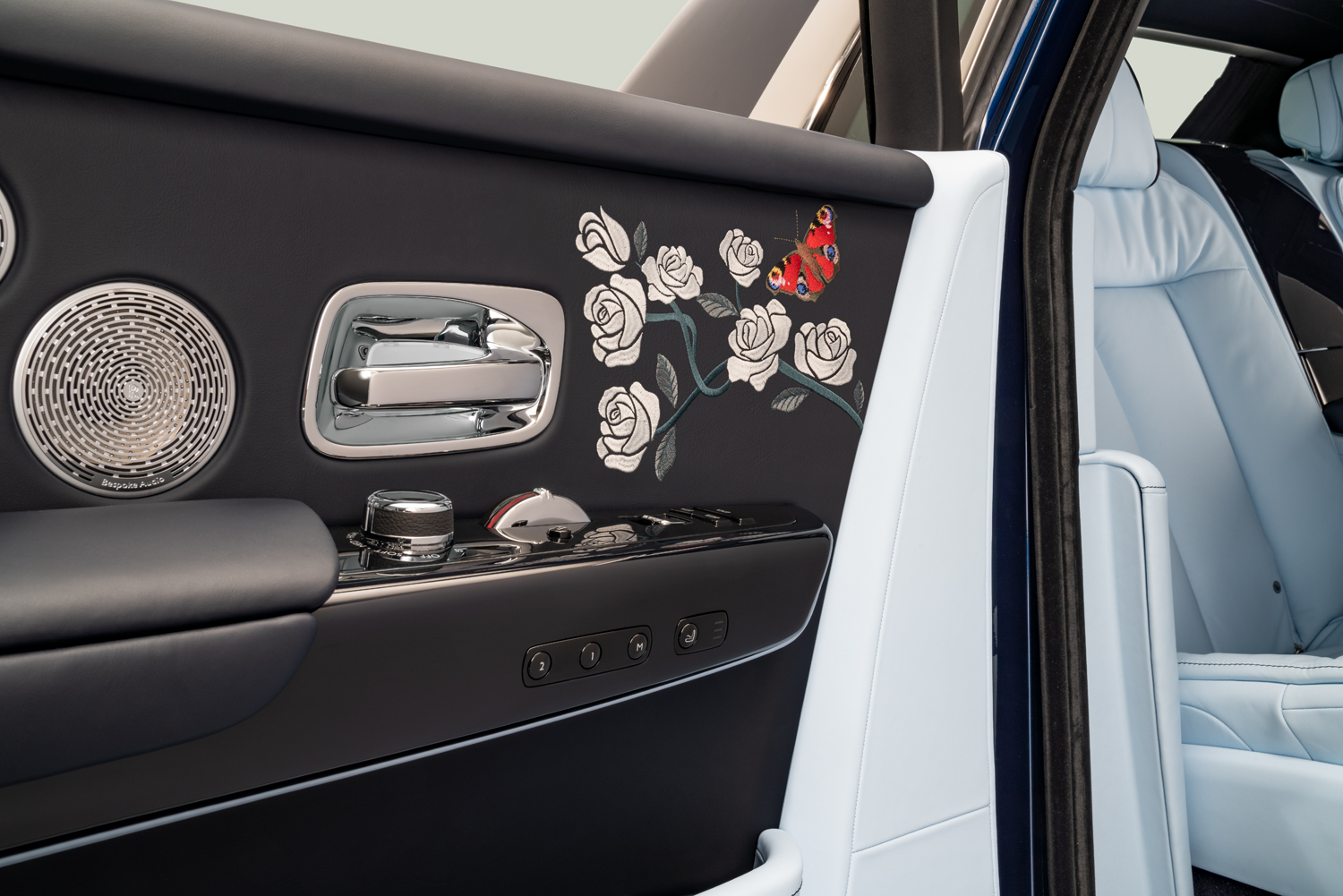 Hoạ tiết trên cửa xe Rolls-Royce Phantom Rose