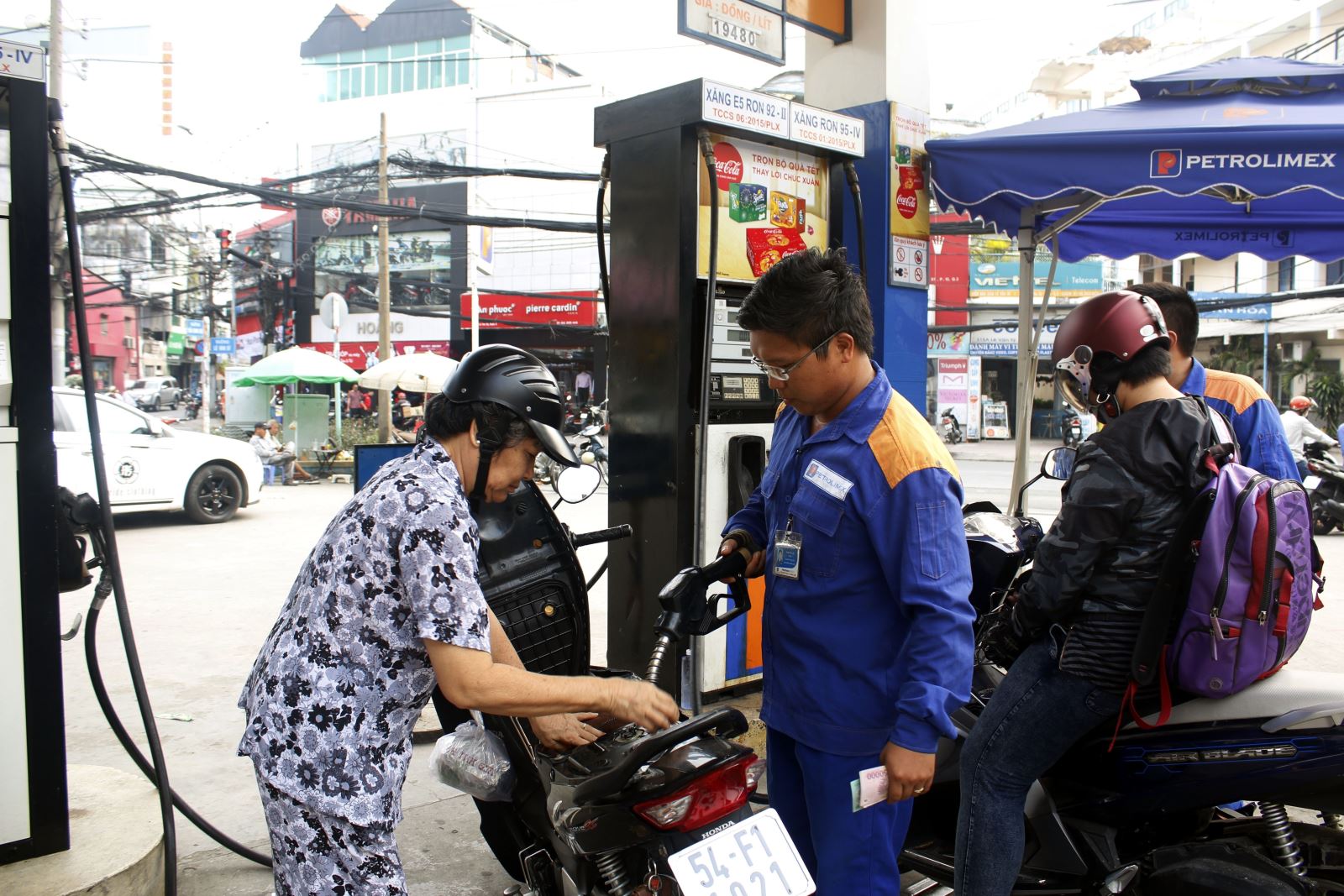 Gía xăng giảm nhẹ trước Tết Nguyên đán