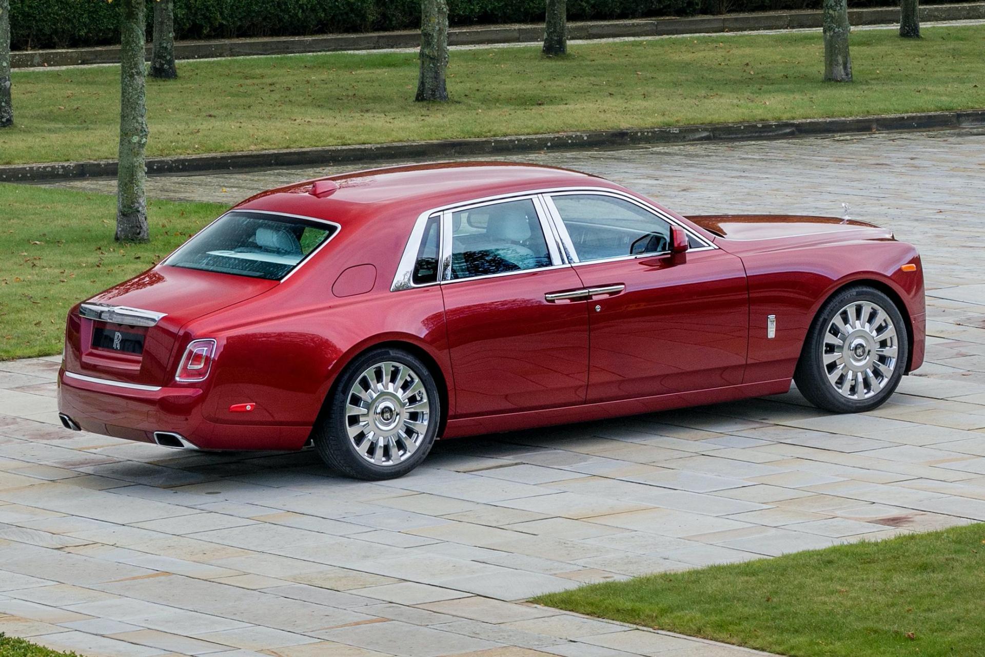 Xe Rolls-Royce Bespoke Red Phantom trang bị tới 5 lớp sơn