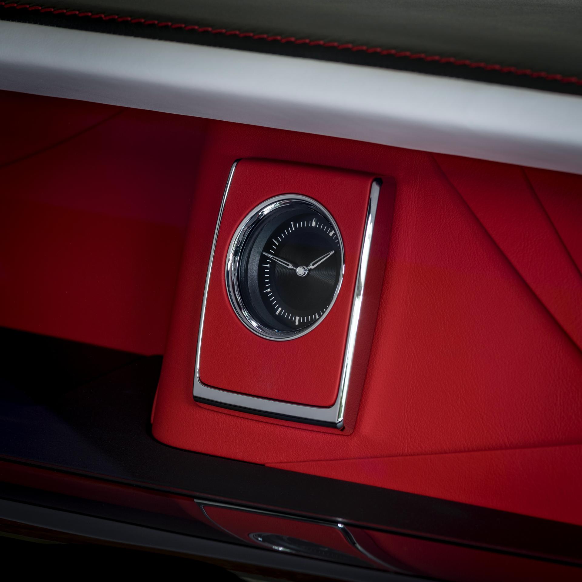 Đồng hồ cơ trên Rolls-Royce Bespoke Red Phantom