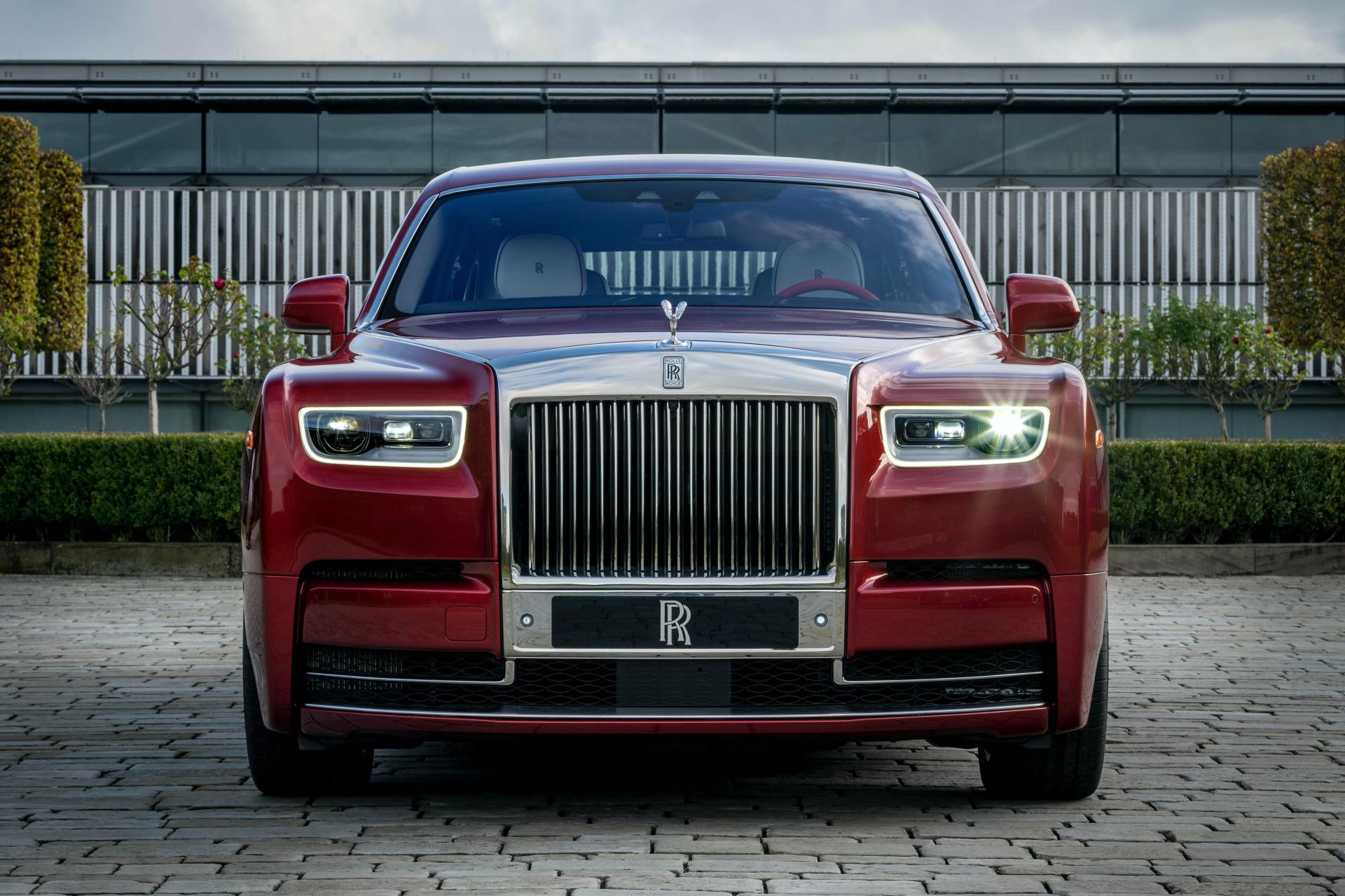 Rolls-Royce Bespoke Red Phantom có màu ngoại thất đặc biệt