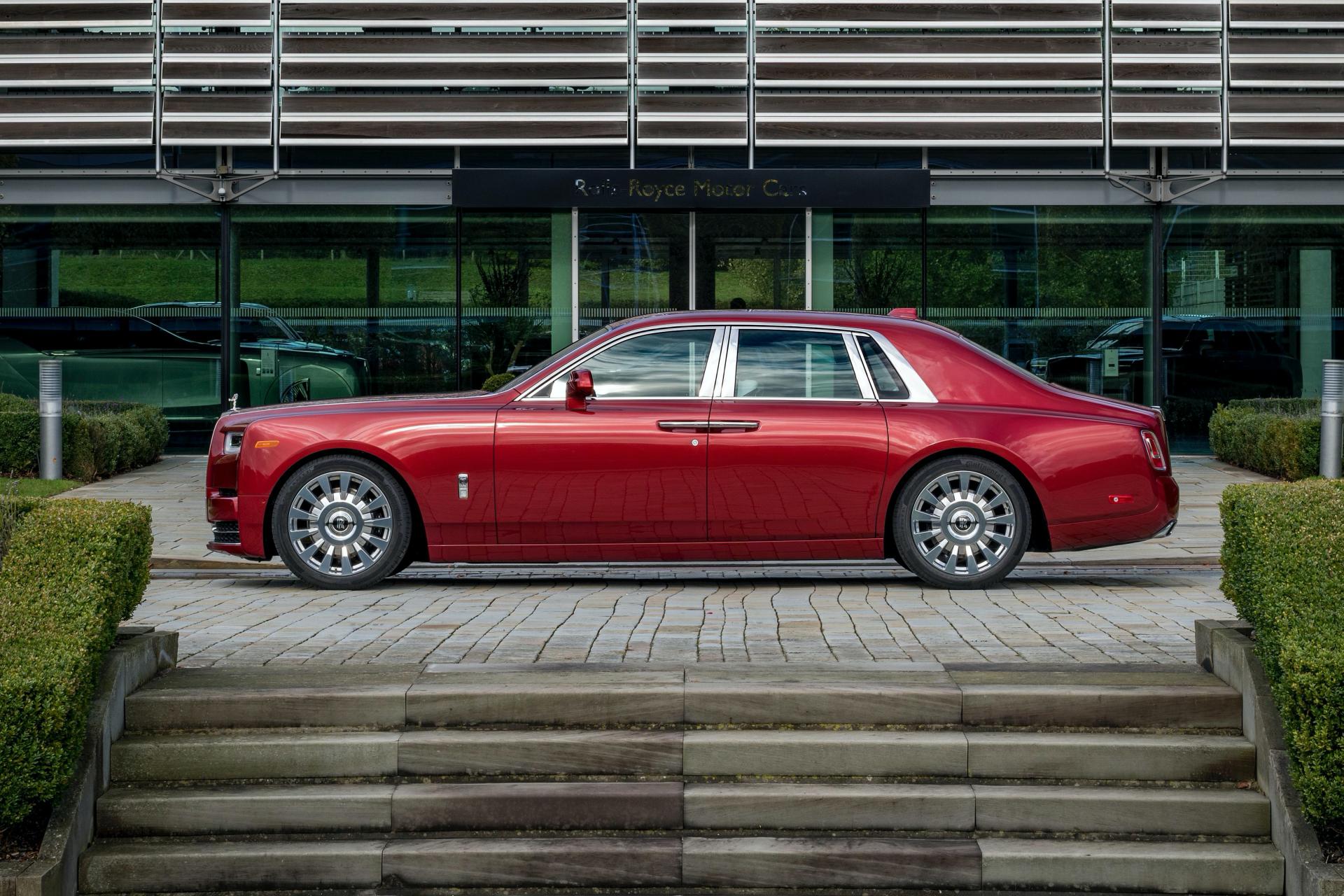 Thân xe Rolls-Royce Bespoke Red Phantom 