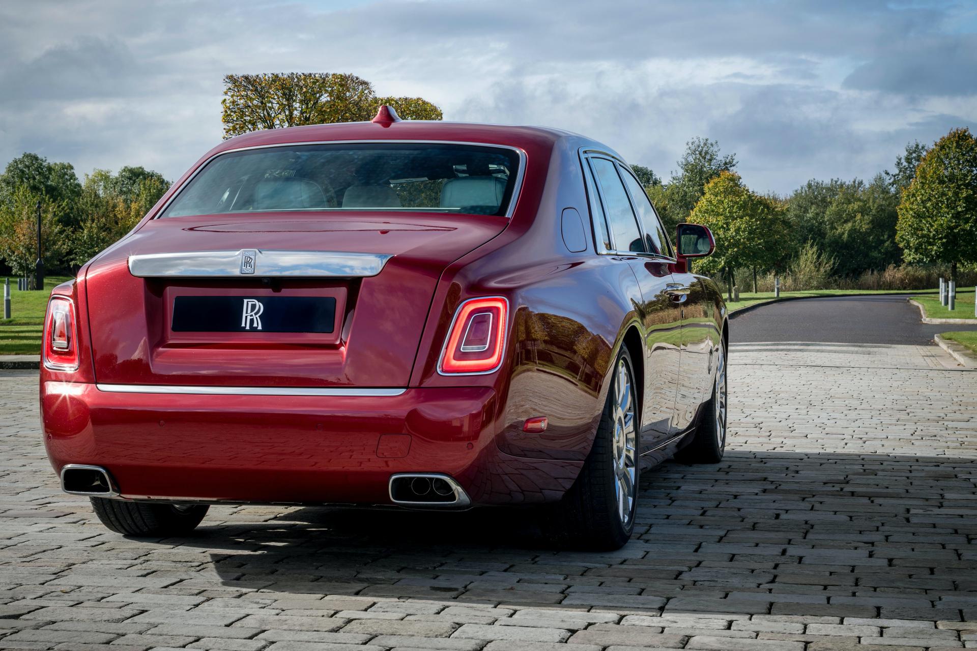 Đuôi xe Rolls-Royce Bespoke Red Phantom 