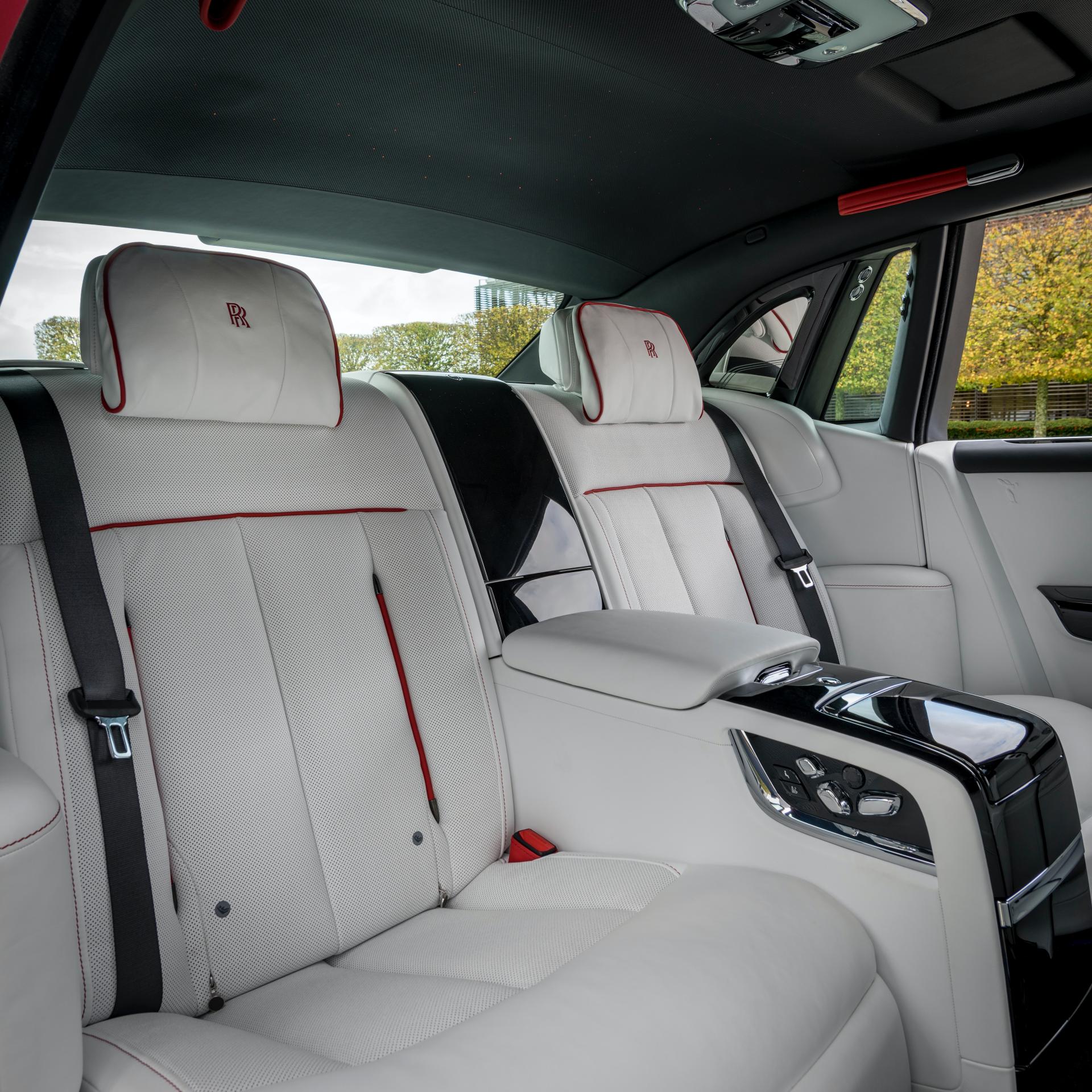 Hàng ghế ông chủ trên Rolls-Royce Bespoke Red Phantom