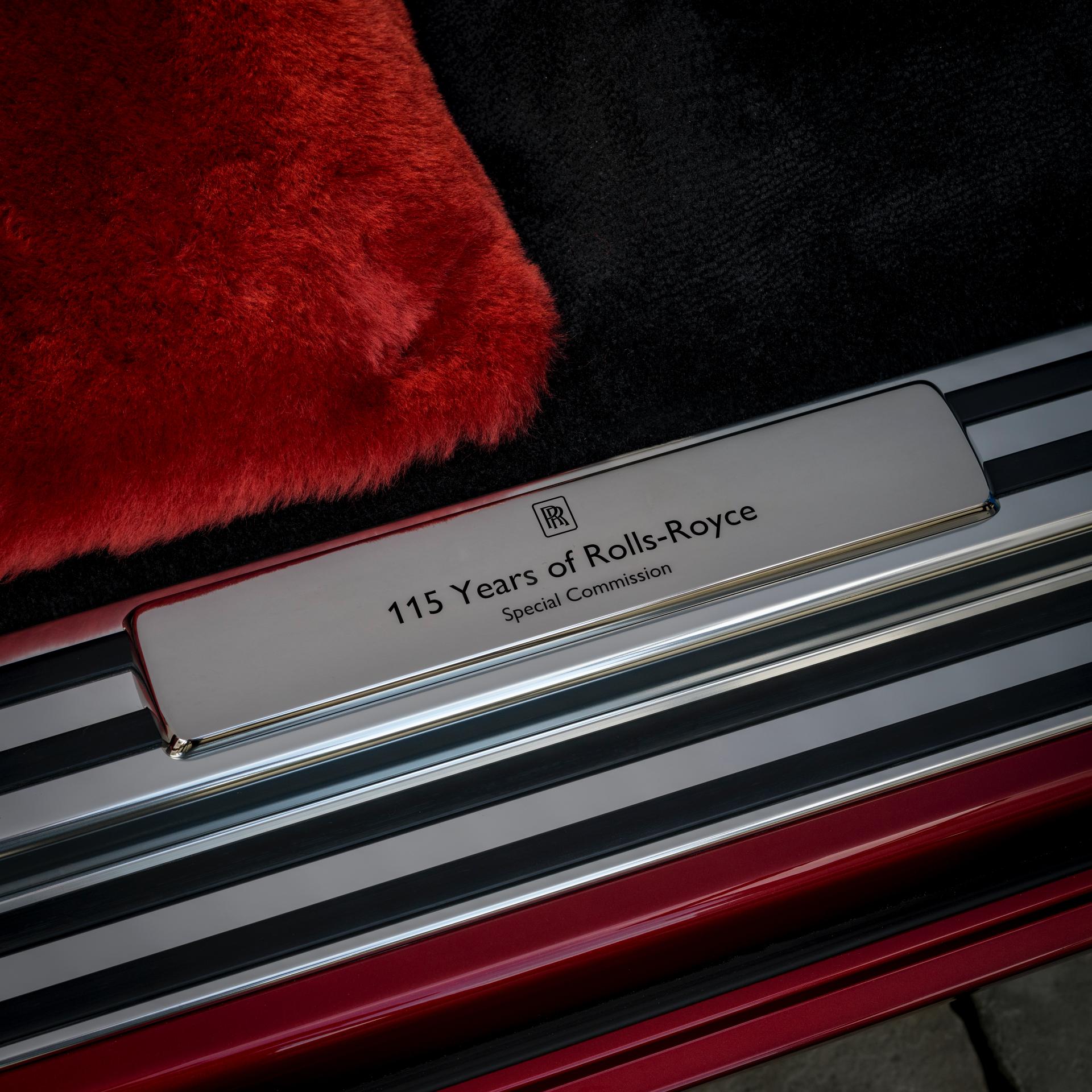Logo kỉ niệm trên Rolls-Royce Bespoke Red Phantom