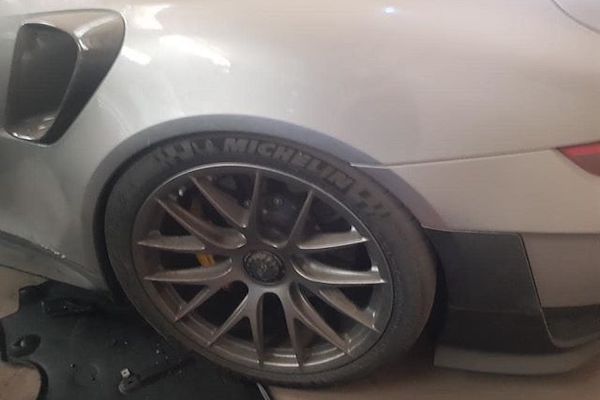 Siêu xe Porsche 911 GT2 RS bị bỏ rơi