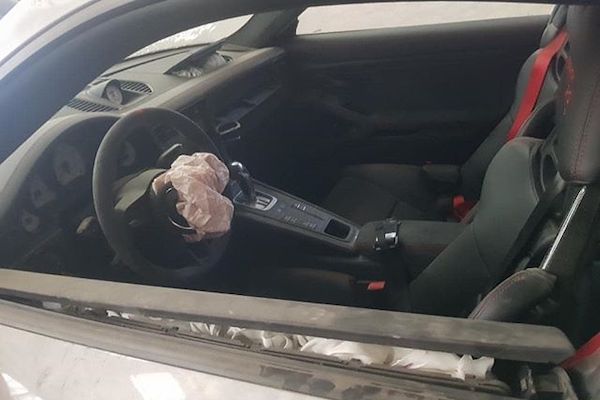 Siêu xe Porsche 911 GT2 RS bị bỏ rơi