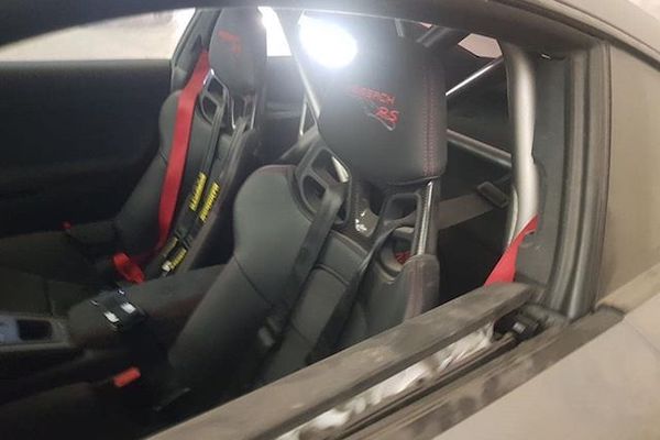 Siêu xe Porsche 911 GT2 RS bị bỏ rơi