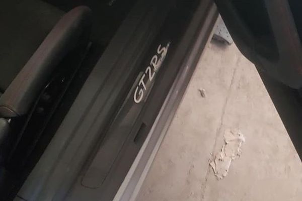 Siêu xe Porsche 911 GT2 RS bị bỏ rơi