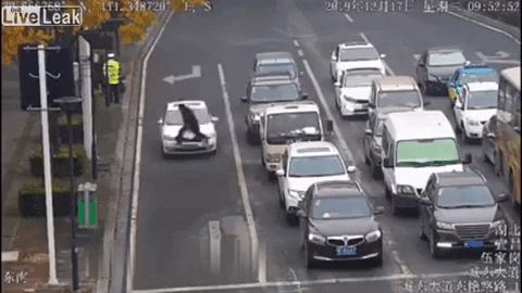 Vụ tai nạn kỳ lạ, vợ và chồng bị xe hơi tông cùng 1 địa điểm cách nhau vài phút