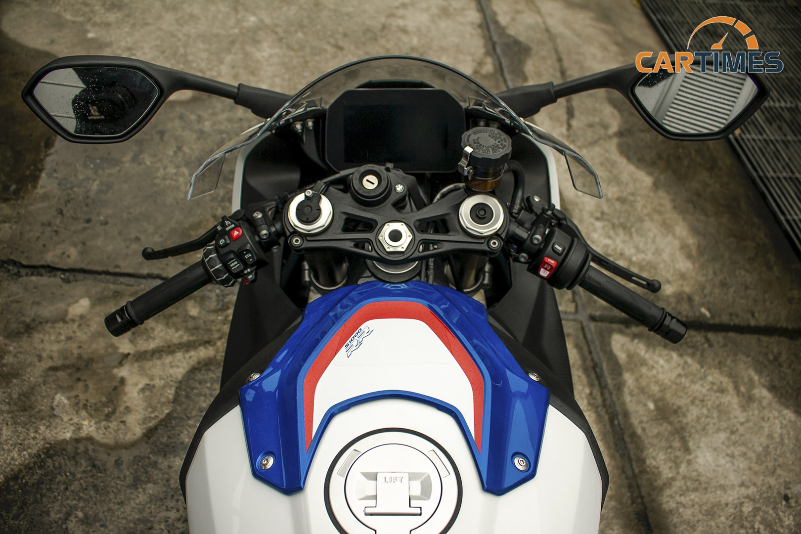 Vị trí người lái trên BMW S1000 RR 2020