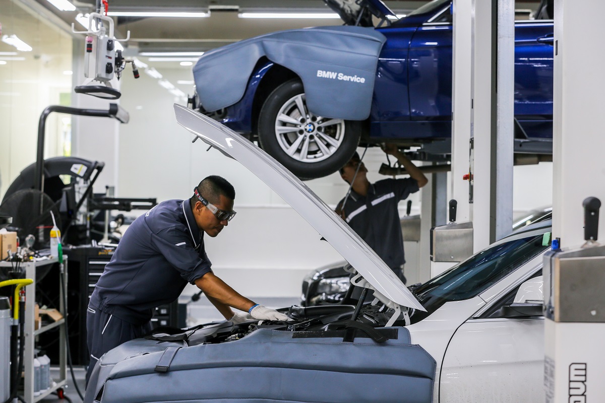 Kỹ thuật viên chăm sóc và bảo dưỡng xe BMW theo tiêu chuẩn toàn cầu của BMW
