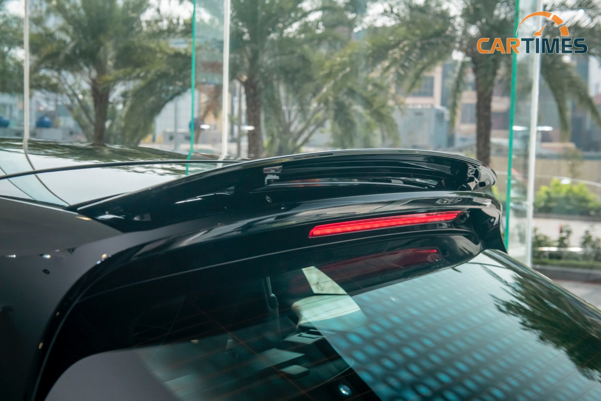 Cánh gió của xe Porsche Panamera 4 Sport Turismo có thể gập mở chủ động